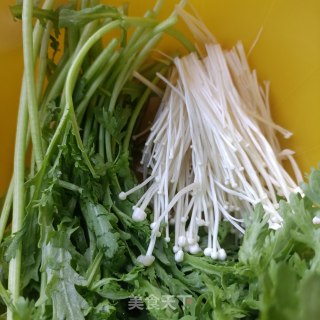 蒜黄炒茼蒿杆步骤4