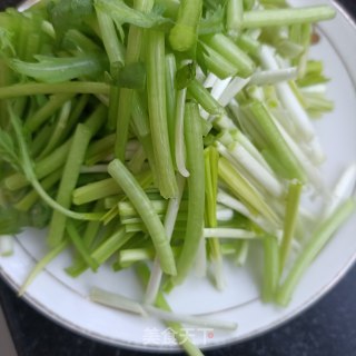 蒜黄炒茼蒿杆步骤5