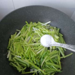 蒜黄炒茼蒿杆步骤8