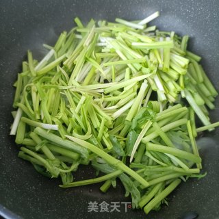 蒜黄炒茼蒿杆步骤7