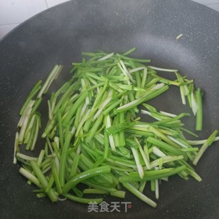 蒜黄炒茼蒿杆步骤9