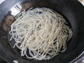 包菜肉丝炒粉条步骤1
