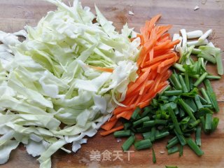 包菜肉丝炒粉条步骤3