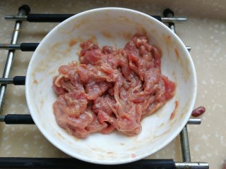 包菜肉丝炒粉条步骤2