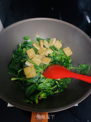 菠菜炒豆腐步骤4