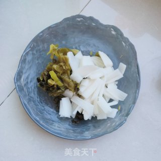 酸菜、白萝卜炒肉步骤1
