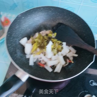 酸菜、白萝卜炒肉步骤5