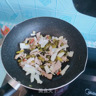 酸菜、白萝卜炒肉步骤6