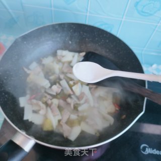 酸菜、白萝卜炒肉步骤7