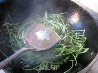 炝炒黄豆苗步骤6
