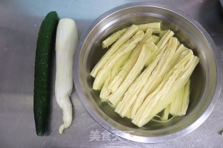 黄瓜茭白炒腐竹步骤1 黄瓜茭白炒腐竹步骤1