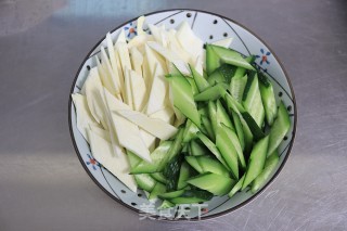 黄瓜茭白炒腐竹步骤2 黄瓜茭白炒腐竹步骤2