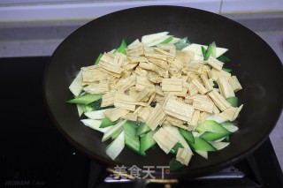黄瓜茭白炒腐竹步骤6 黄瓜茭白炒腐竹步骤6