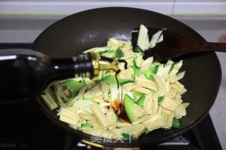 黄瓜茭白炒腐竹步骤7 黄瓜茭白炒腐竹步骤7