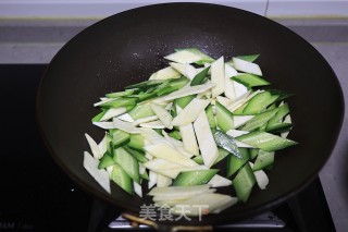 黄瓜茭白炒腐竹步骤5 黄瓜茭白炒腐竹步骤5
