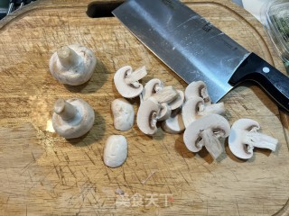 鸡胸肉炒口蘑步骤3