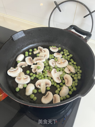 鸡胸肉炒口蘑步骤5