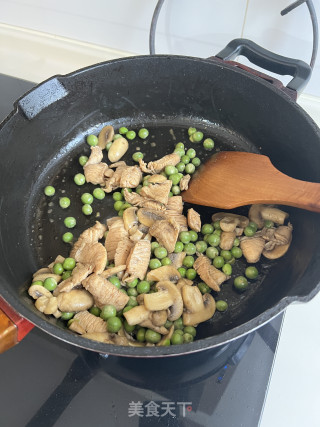 鸡胸肉炒口蘑步骤8