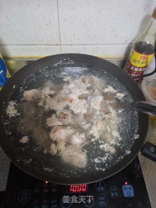 胡萝卜土豆炖脆骨步骤1