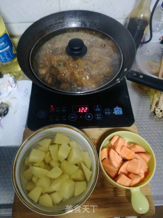 胡萝卜土豆炖脆骨步骤3