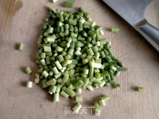 蒜薹丁酱炒肉末花生米步骤1