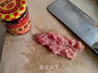 蒜薹丁酱炒肉末花生米步骤3
