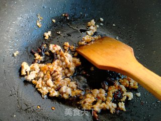 蒜薹丁酱炒肉末花生米步骤5