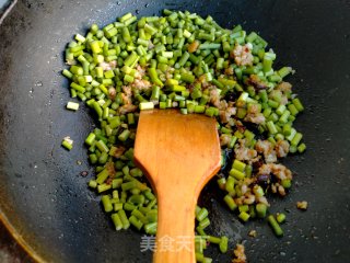 蒜薹丁酱炒肉末花生米步骤6