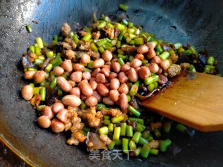 蒜薹丁酱炒肉末花生米步骤7