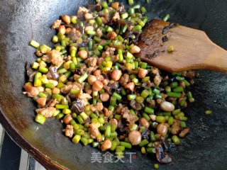 蒜薹丁酱炒肉末花生米步骤8