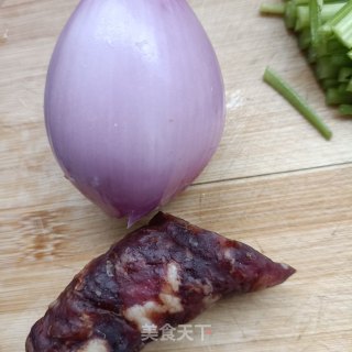 洋葱芹菜炒腊肠步骤2 洋葱芹菜炒腊肠步骤2