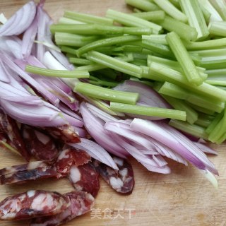 洋葱芹菜炒腊肠步骤3 洋葱芹菜炒腊肠步骤3
