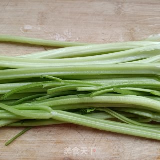 洋葱芹菜炒腊肠步骤1 洋葱芹菜炒腊肠步骤1