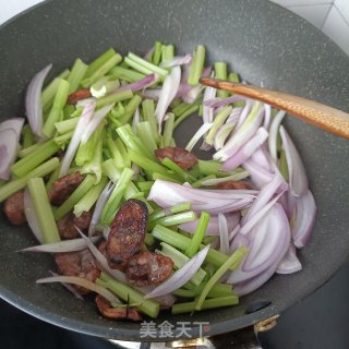 洋葱芹菜炒腊肠步骤6 洋葱芹菜炒腊肠步骤6