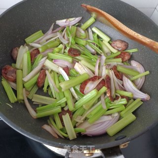 洋葱芹菜炒腊肠步骤8 洋葱芹菜炒腊肠步骤8