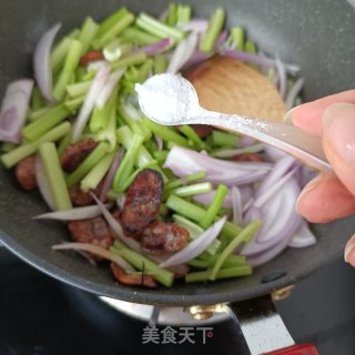 洋葱芹菜炒腊肠步骤7 洋葱芹菜炒腊肠步骤7