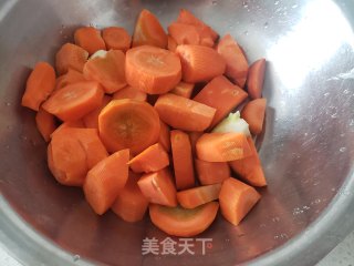红萝卜炖丸子步骤1