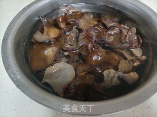 洋葱木耳炒蒜苔步骤1