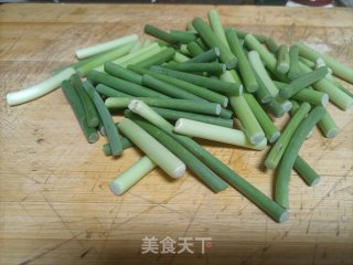 洋葱木耳炒蒜苔步骤4