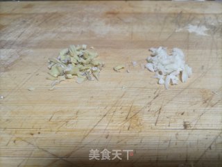 洋葱木耳炒蒜苔步骤6