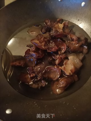 洋葱木耳炒蒜苔步骤7