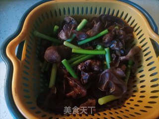 洋葱木耳炒蒜苔步骤9