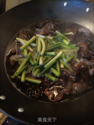 洋葱木耳炒蒜苔步骤8