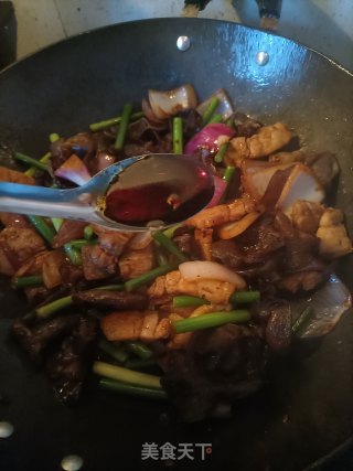 洋葱木耳炒蒜苔步骤17