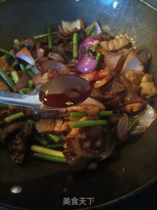 洋葱木耳炒蒜苔步骤18