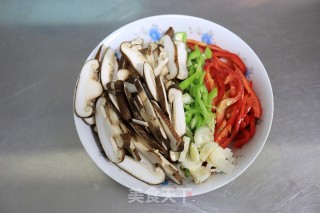 轻脂开胃又清肠的辣椒炒香菇步骤2