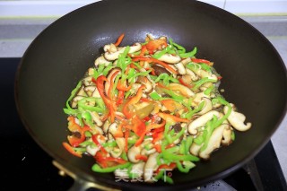轻脂开胃又清肠的辣椒炒香菇步骤5
