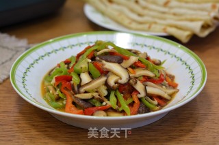 轻脂开胃又清肠的辣椒炒香菇步骤7