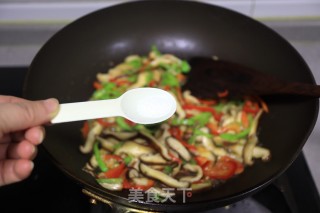 轻脂开胃又清肠的辣椒炒香菇步骤6