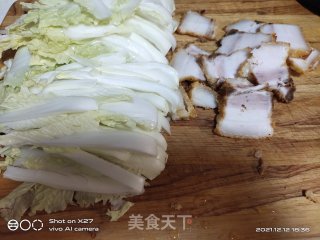 五花肉炒腐竹白菜步骤1